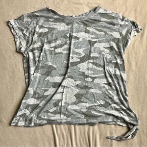Women’s XL Gray Camouflage Print Short Sleeve Top